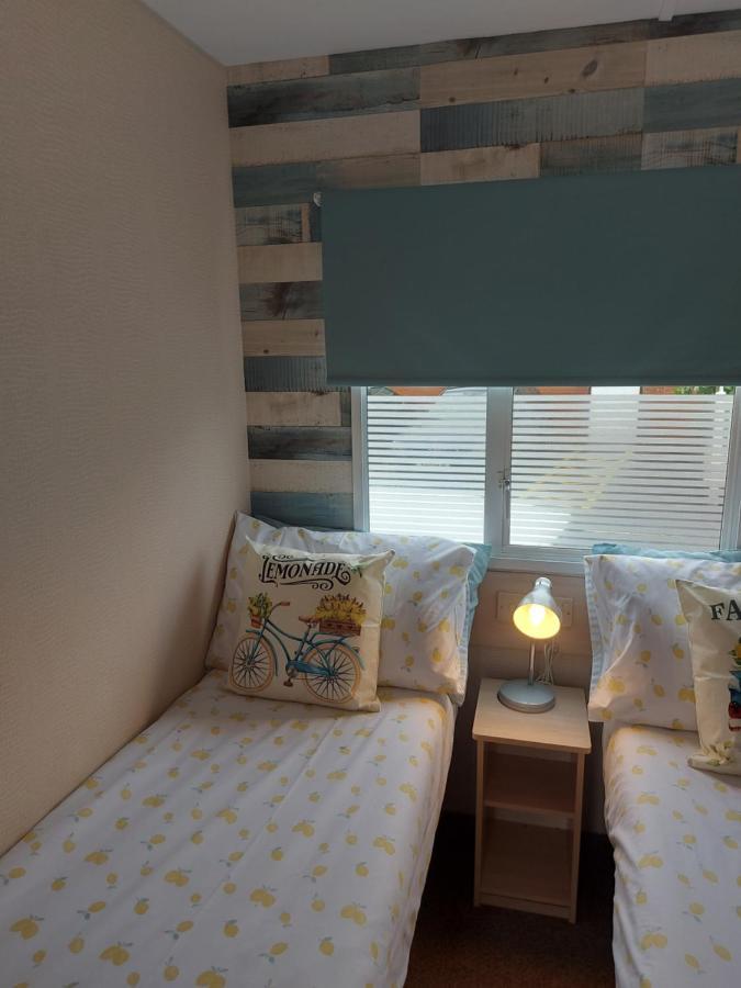 מלון וויטלי ביי Betty'S Place מראה חיצוני תמונה